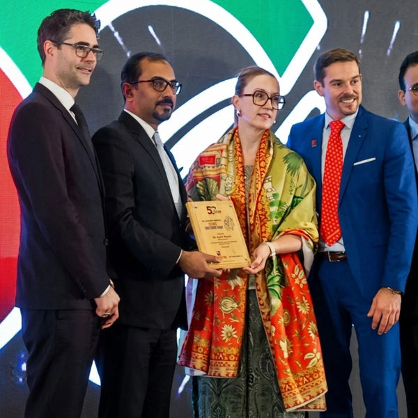 Dr. Kashif Masood receiving award from Dr. Reckeweg Germany